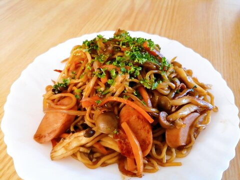 魚肉ソーセージと玉ねぎと人参としめじの焼きそば